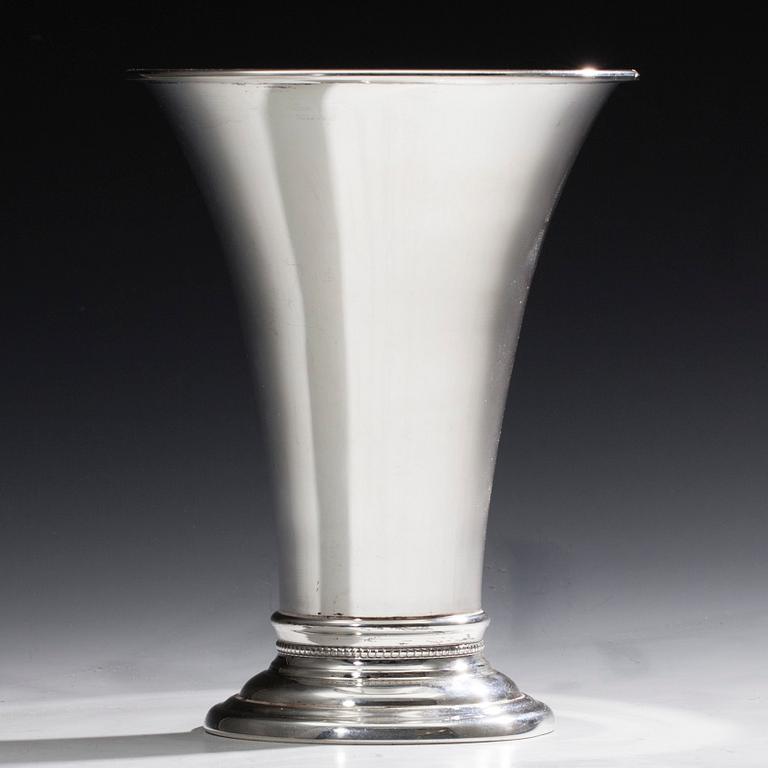 BÄGARE, sterling silver, svenska importstämplar 2004. Vikt 302 g.