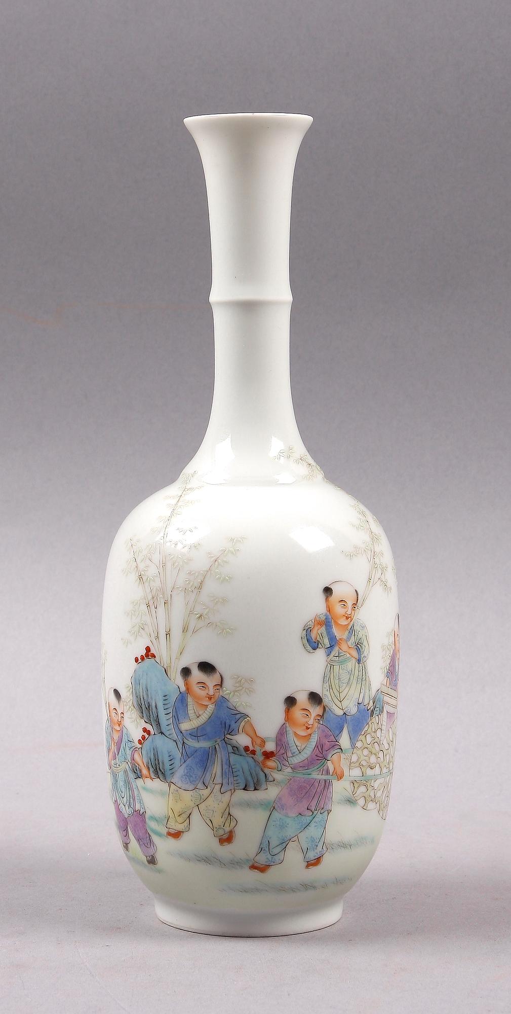 VAS, porslin, Kina. 1900-talets första hälft.