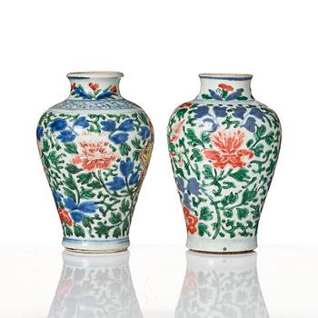 Vaser, två stycken, porslin. Transition, 1600-tal.