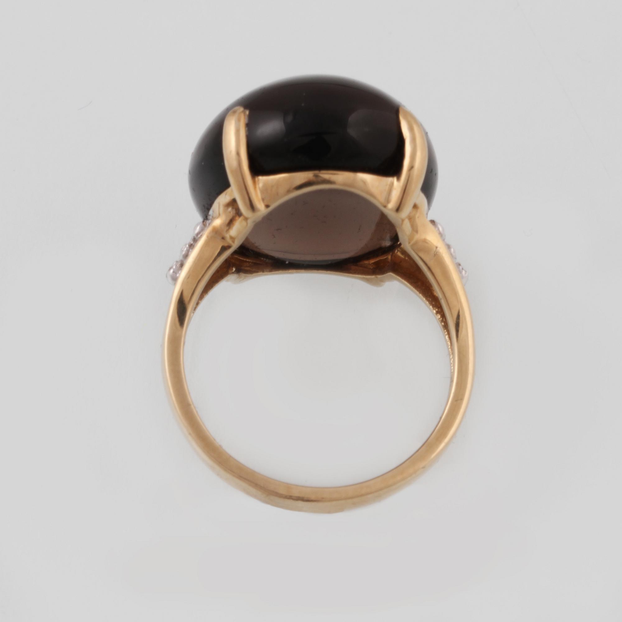 RING, 10K guld med cabochonslipad rökkvarts samt 4 åttkantsliapde diamanter. Vikt 7,2 gram.