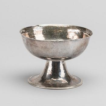 A SILVER BOWL LONDON 1905-6.