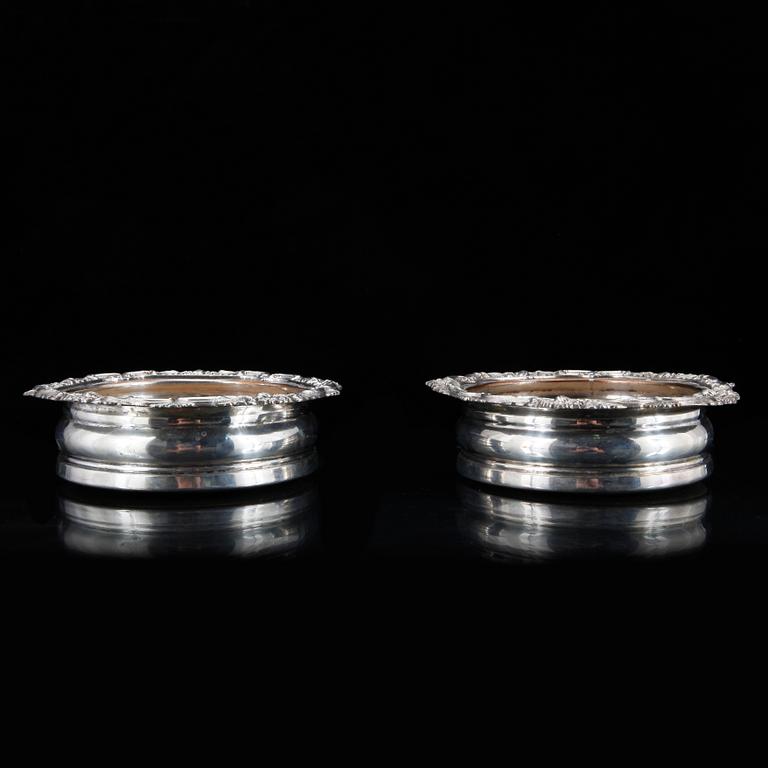 COASTER, ett par, nysilver, 1800-talets slut.