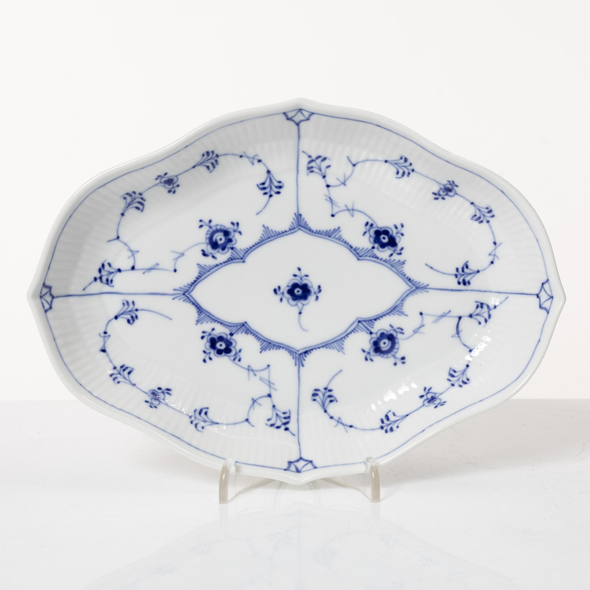 Royal Copenhagen, mat-, kaffe- och teservis, 88 delar, "Musselmalet", Danmark, 1800-1900-tal.