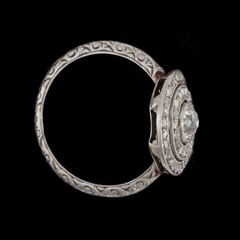 RING från Tiffany & Co med gammalslipad diamant ca 0.42 ct samt mindre rosenslipade diamanter totalt ca 1.00 ct.