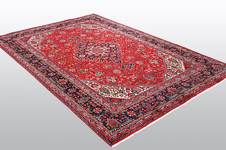 Matta, Täbris, ca 296 x 196 cm.