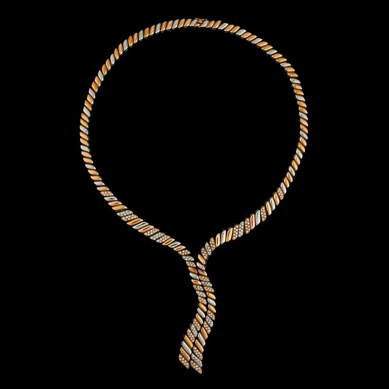 A Mappin' Webb brilliant cut diamond 2.60 cts necklace.