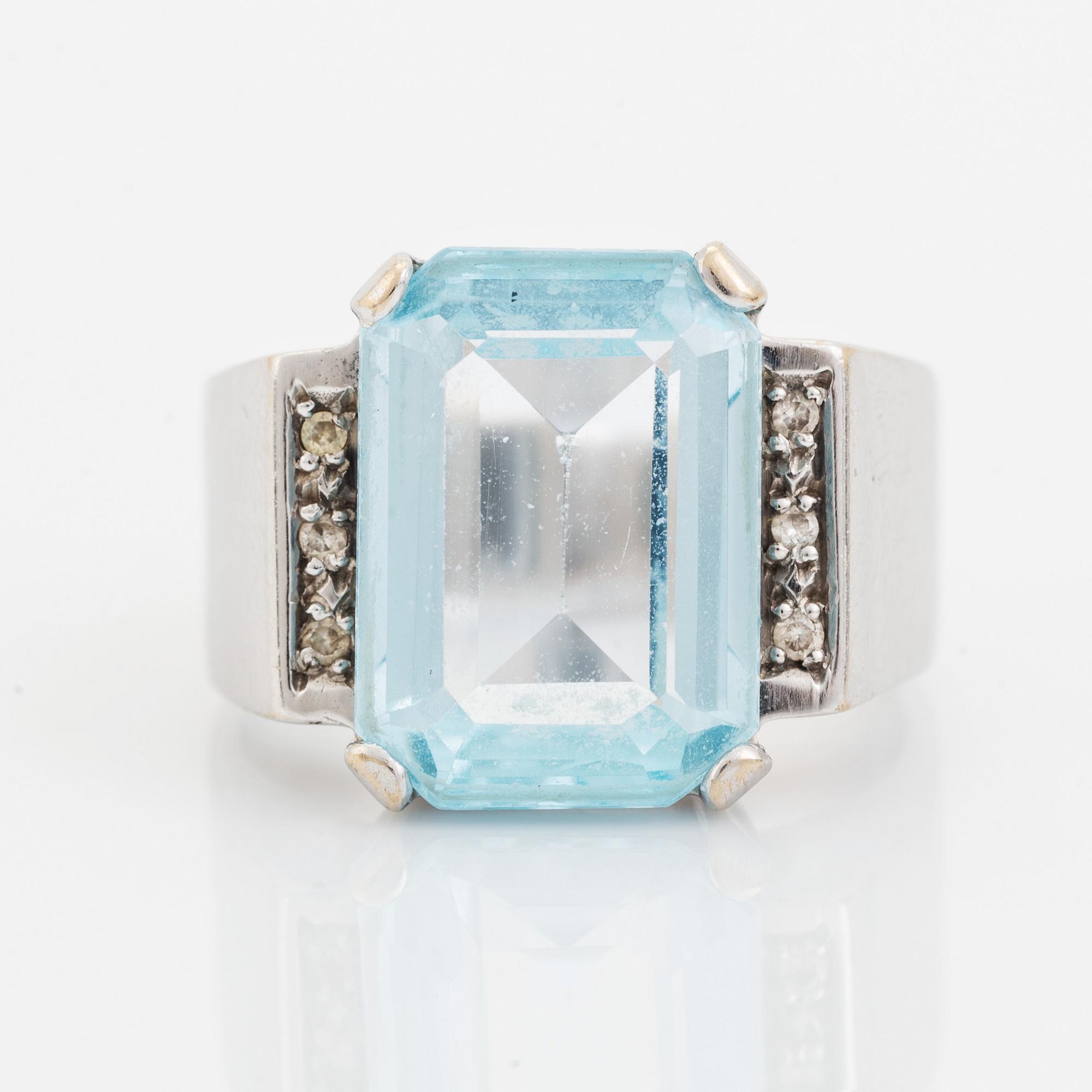 Ring med smaragdslipad topas och briljantslipade diamanter.