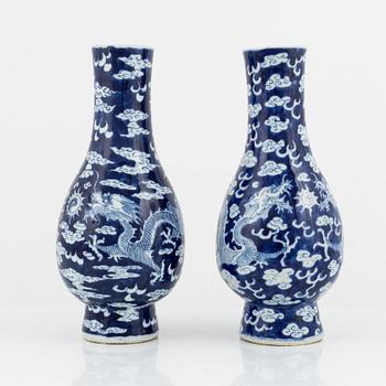 A pair of blue and white vases, China, late Qing dynasty, around 1900.