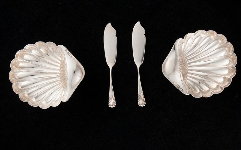 SMÖRSNÄCKOR med KNIVAR, silver, Sheffield, England 1903-1904, bär finska kontrollstämplar. Tot. vikt ca 104,6 g.