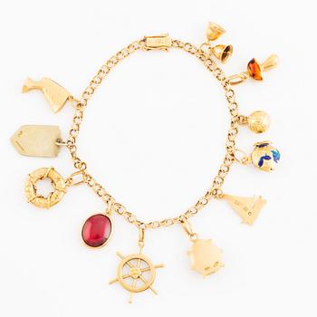 18K gold bracelet.