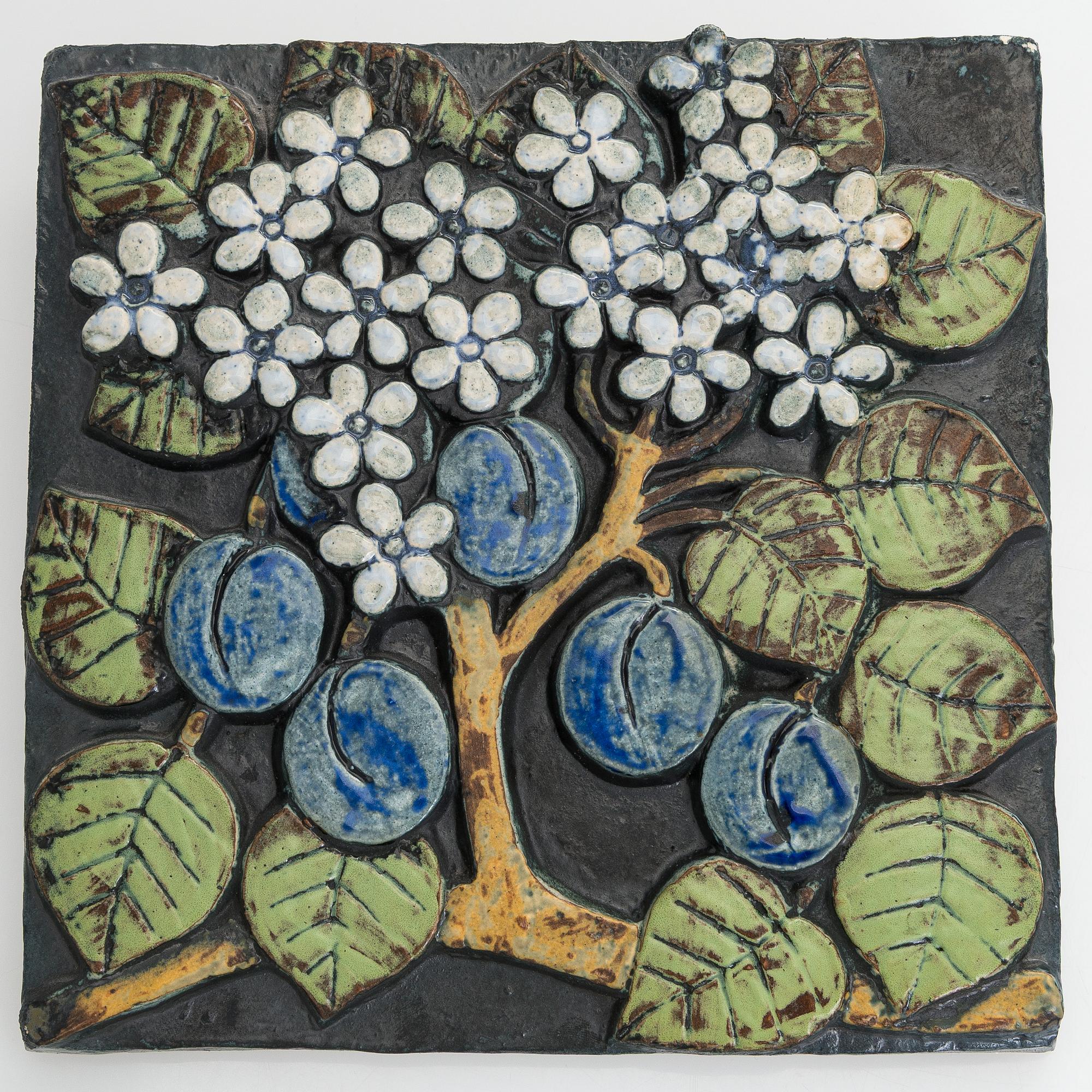 Lisa Larson, reliefi "Plommon", sarjasta "Pomona", Lisa Larson, Gustavsberg, 1974-1979.