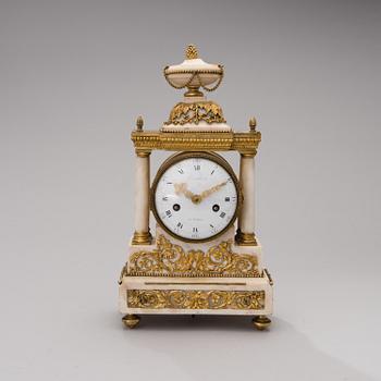 A FRENCH 18TH CENTURY TABLE CLOCK, signed Caron à Paris.