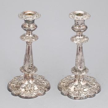 LJUSSTAKAR, ett par, nysilver, nyrokoko, 1800-talets mitt.