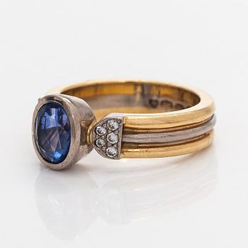 Ring, fasettslipad safir, diamanter, 18K guld och vitguld. 2001.