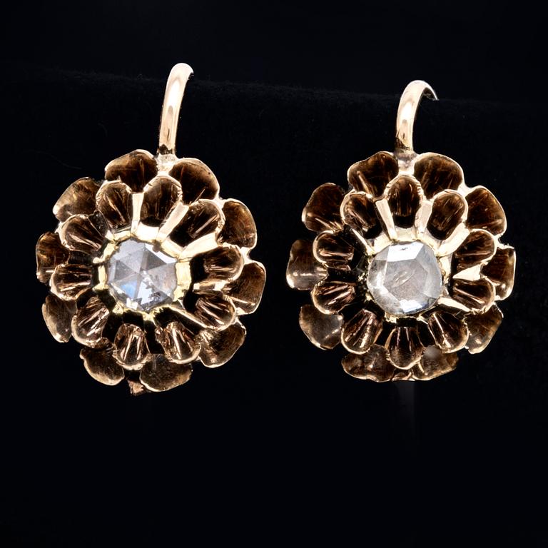 Earrings 14K gold 2 rose-cut Diamonds approx 0,15 ct in total, height approx 15 mm, hook fitting.