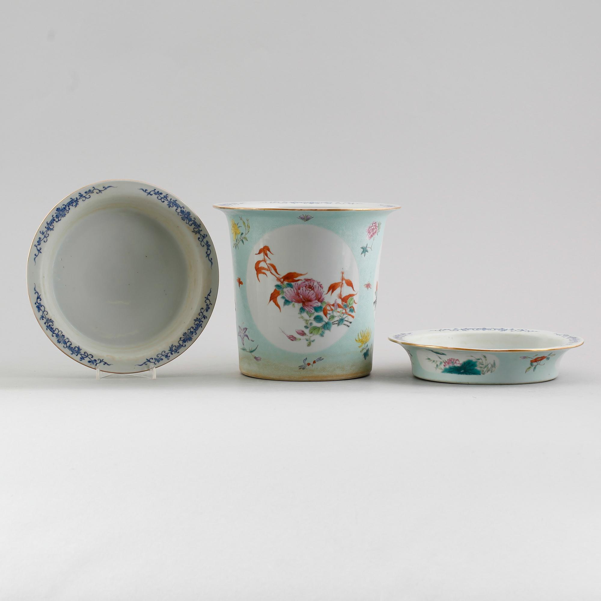 YTTERFODER samt 2 fat, porslin, Kina, 1900-tal.