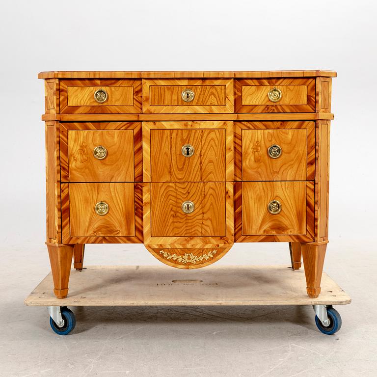 A late Gustavian dresser around 1800.