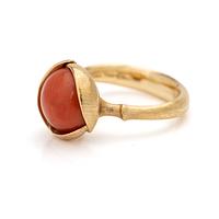 Ole Lynggaard, ring, "Lotus Ring 2", med cabochonslipad korall i 18k rött guld och rosé guld, design Charlotte Lynggaard.