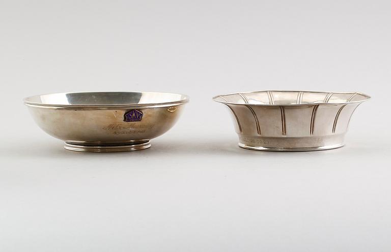 SKÅLAR, 2 st, silver, bl a CG Hallberg, Stockholm 1939. Vikt ca 420 gram.