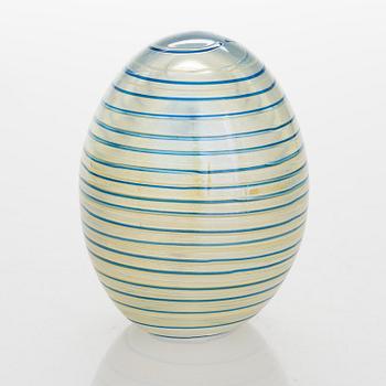 OIVA TOIKKA, An annual glass bird with its egg, year 2007, both signed O. Toikka Nuutajärvi, the egg numbered 328/750.
