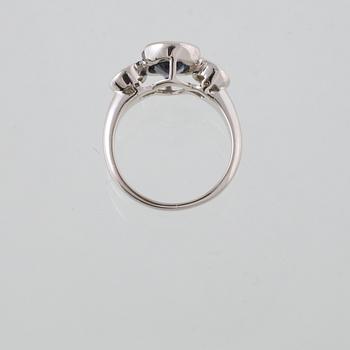 RING, 18k vitguld, med blå safir ca 2.50 ct och 2 briljantslipade diamanter, tot 0.30 ct, Alessandria, Italien, Vikt 5 g.