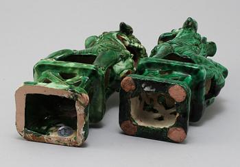 FOHUNDAR, 2 st snarlika, porslin, Kina, 1800 respektive 1900-tal.