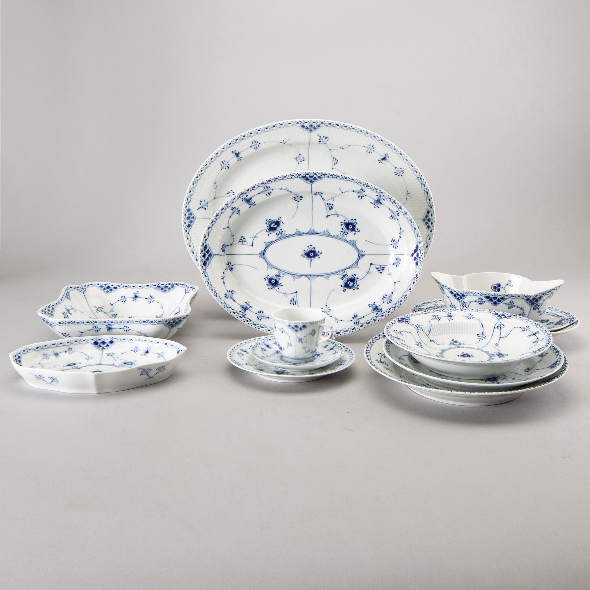 SERVISDELAR, porslin, 59 delar, "Musselmalet, halvblond", Royal Copenhagen.