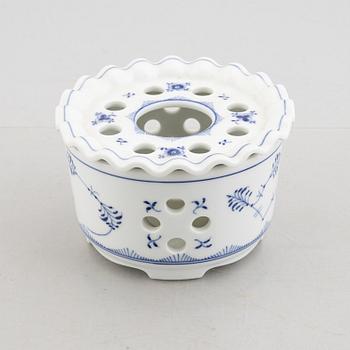 A porcelain "Musselmalet" Teapot warmer, model 9787, Royal Copenhagen, 1939.