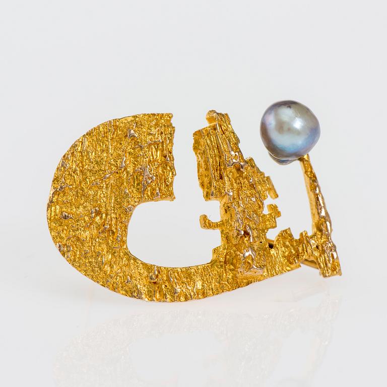 BROSCH, 14K guld, pärla. "Solskeppet", Björn Weckström. Lapponia 1967. Vikt ca 9,5 g.
