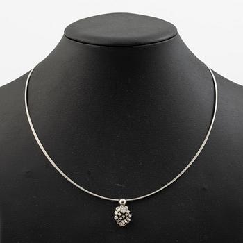 Collier 18K vitguld med dropp-, baguette och briljantslipade diamanter.