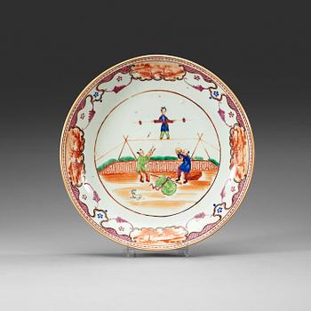 392. A famille rose dish, Qing dynasty, Qianlong (1736-95).