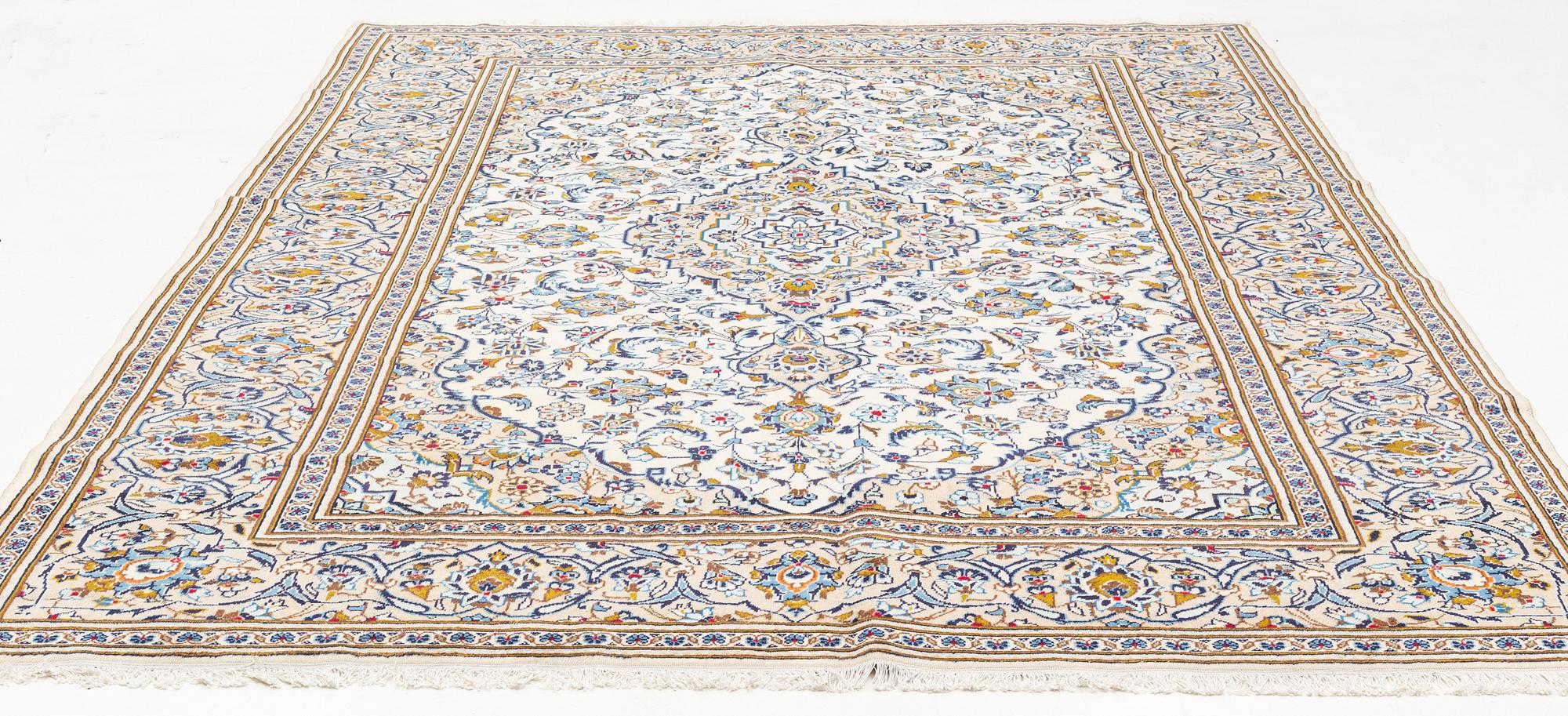 A Kashan carpet, 346 x 245 cm.