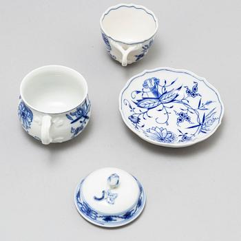 A Meissen part 'Blue Onion' coffee and dinner porcelain service, Germany, 20th century (33 pieces).