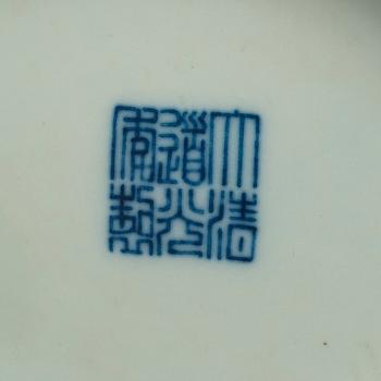 VAS, porslin. Qing dynastin, med Daoguangs sigillmärke och period (1821-1850).