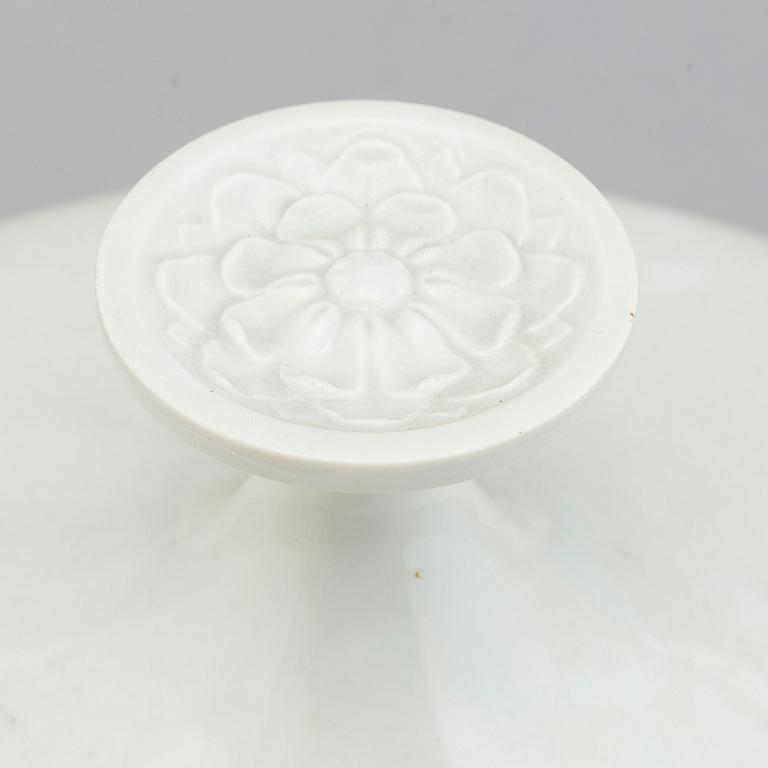 A Berlin tureen with cover, 19th century.