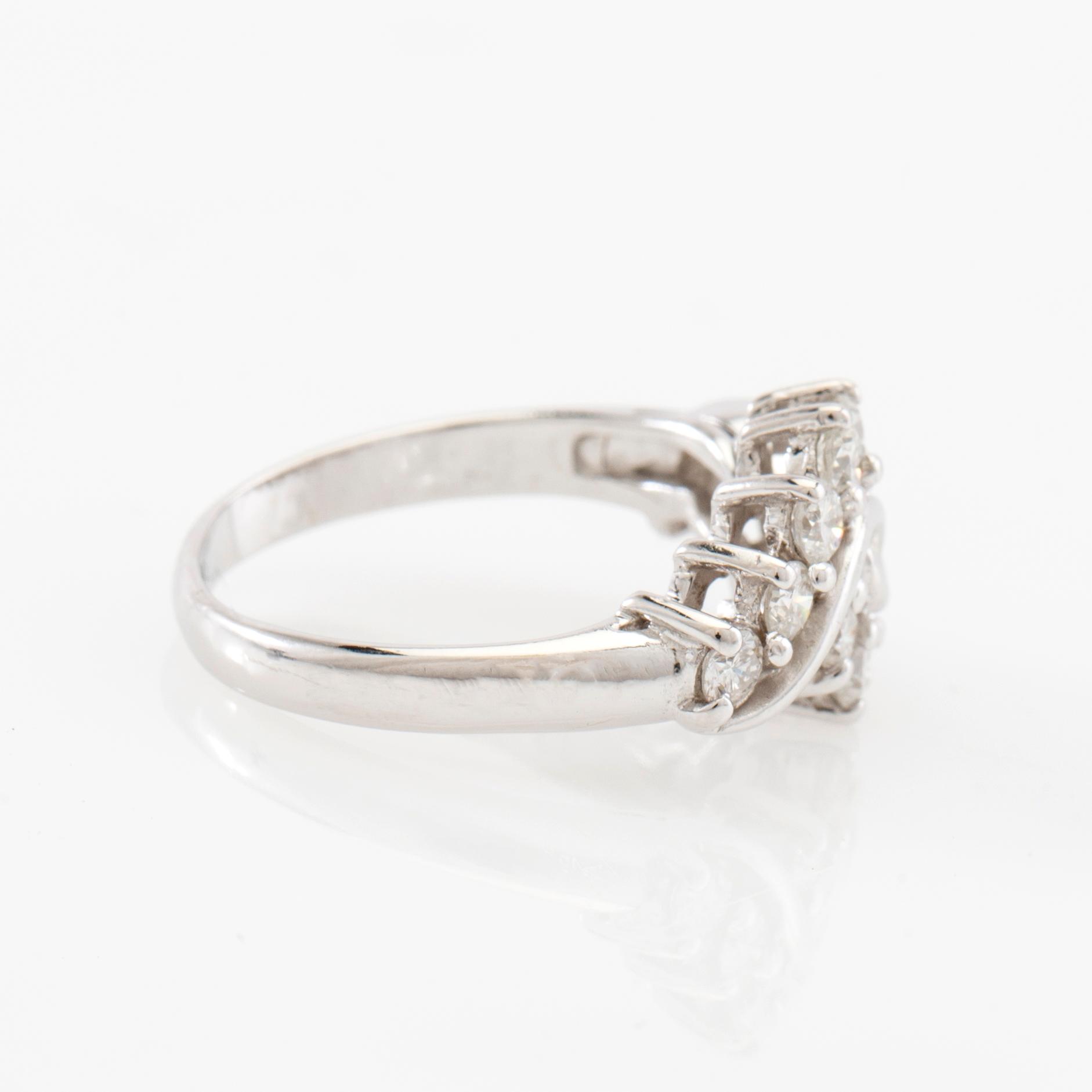 Ring 18K white gold set with round brilliant-cut diamonds.