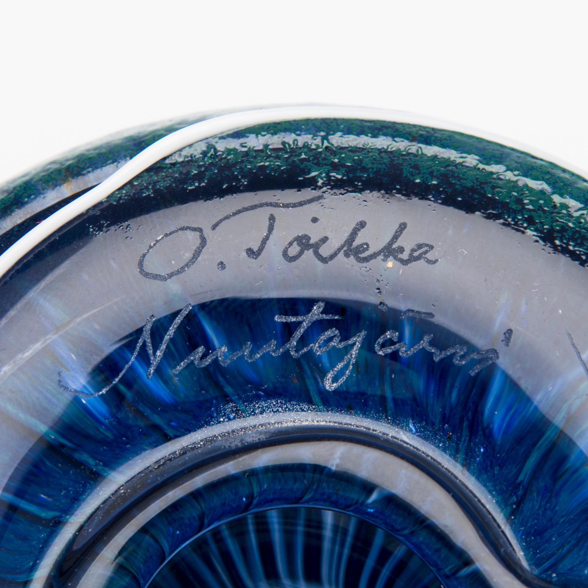 A glass bird signed O. Toikka, Nuutajärvi.