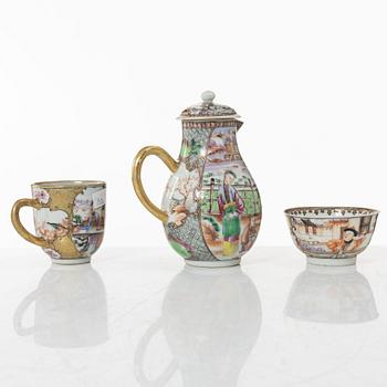 A Chinese export porcelain creamer with cover and two cups, Qing dynasty, 18th century.