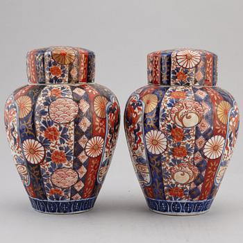 URNOR med LOCK, ett par, porslin. Japan, Meiji (1868-1912).