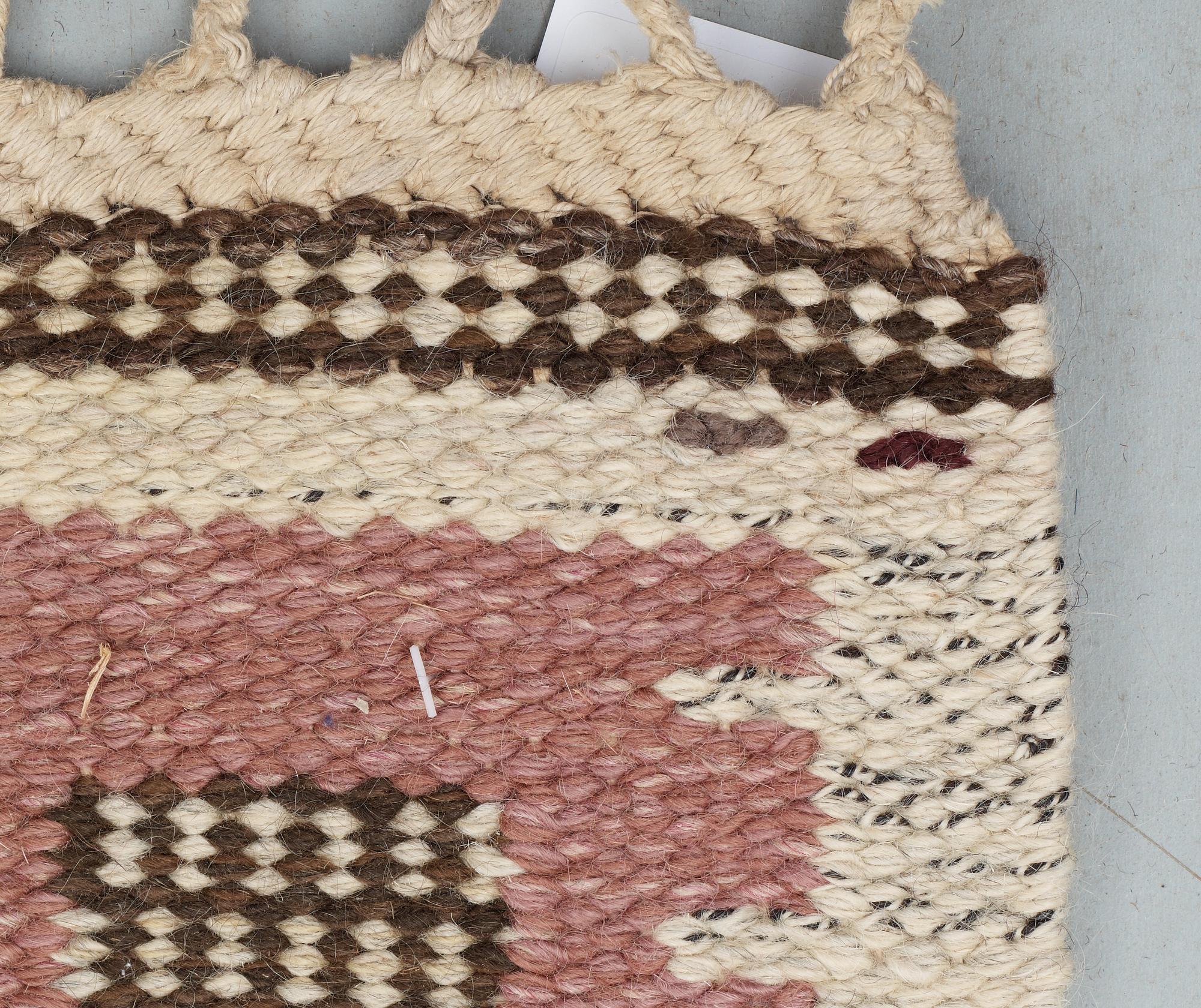 CARPET. "Nyponblomman". Rölakan (flat weave). 281,5 x 198,5 cm. Signed AB MMF (AB Märta Måås-Fjetterström).