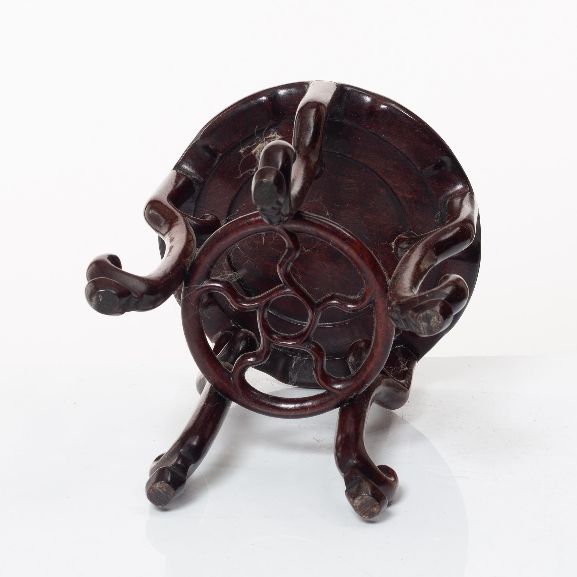 An elegant Chinese hardwood stand, late Qing dynasty/20th Century.