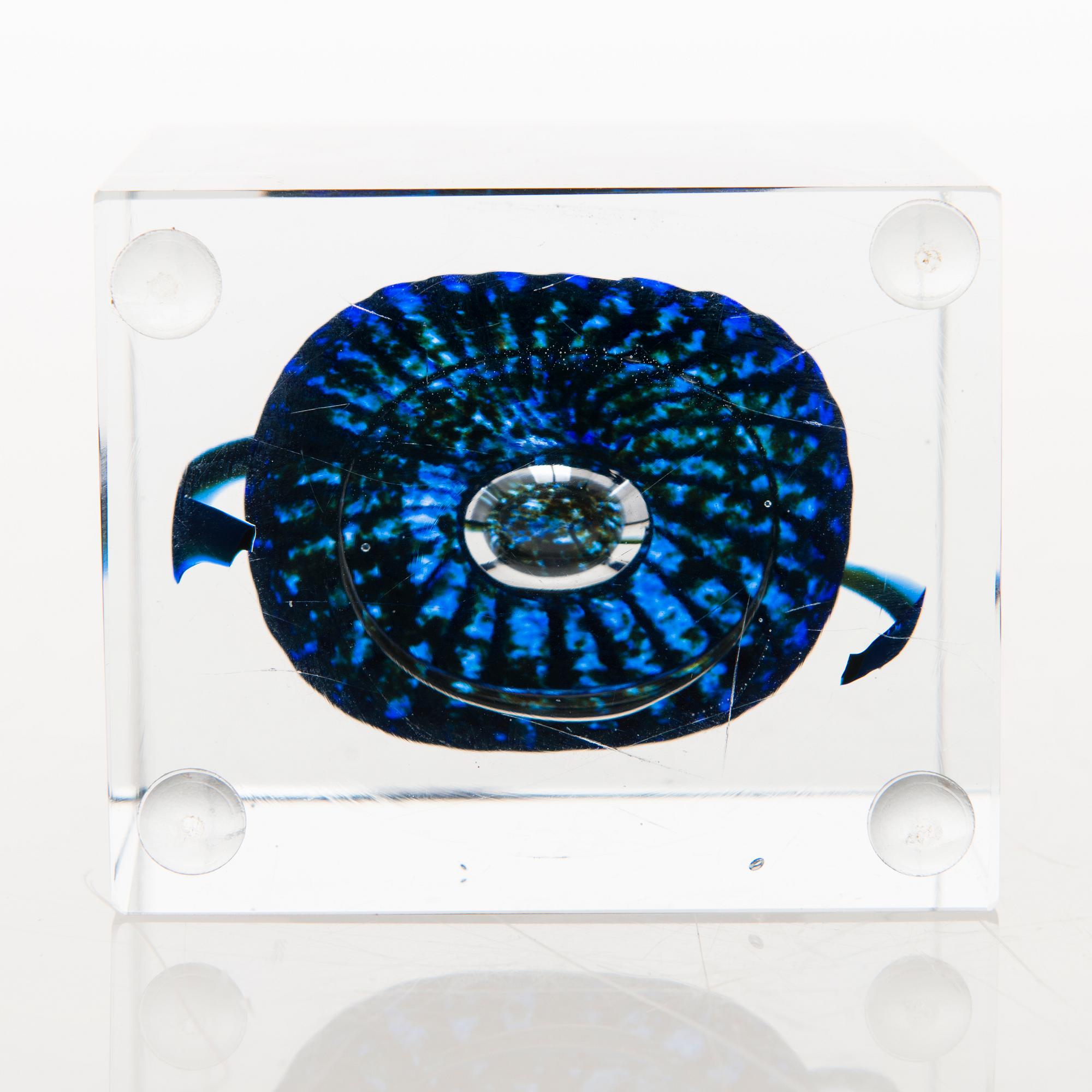 OIVA TOIKKA,  An annual glass cube, signed Oiva Toikka Nuutajärvi, Sampo-Yhtiöt.