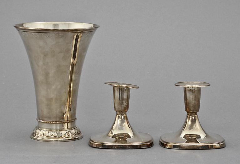 VAS samt ljusstakar, ett par, silver, 1900-tal. Vasens vikt 170 g.