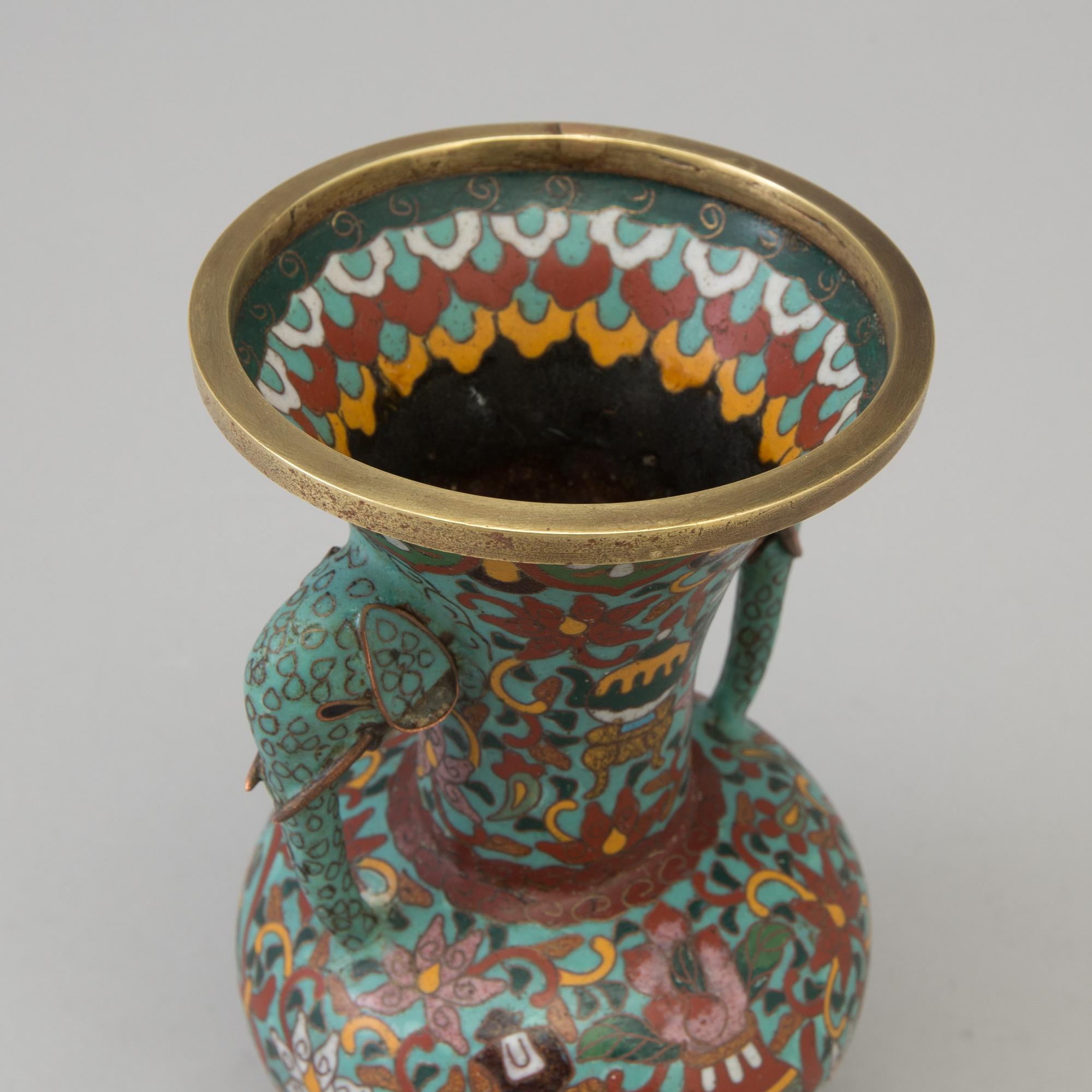 A cloisonné vase, Qingdynasty, 19th Century.