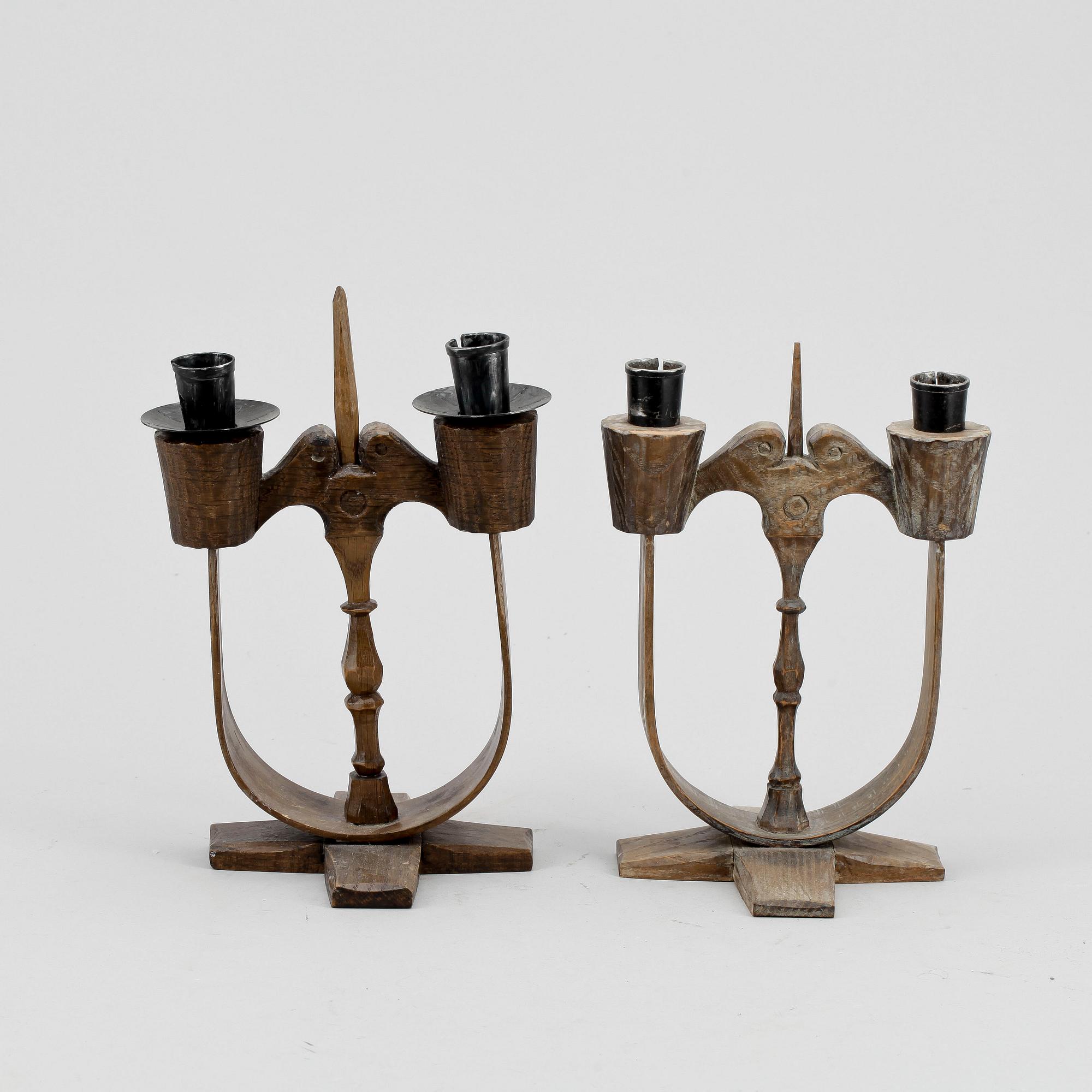 LJUSSTAKAR, kandelabrar, 2 st snarlika. Trä. Taserud. 1900-tal.