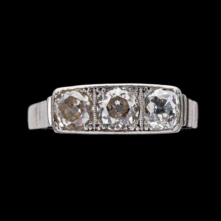 RING, three antique cut diamonds, tot. app. 1.30 cts.