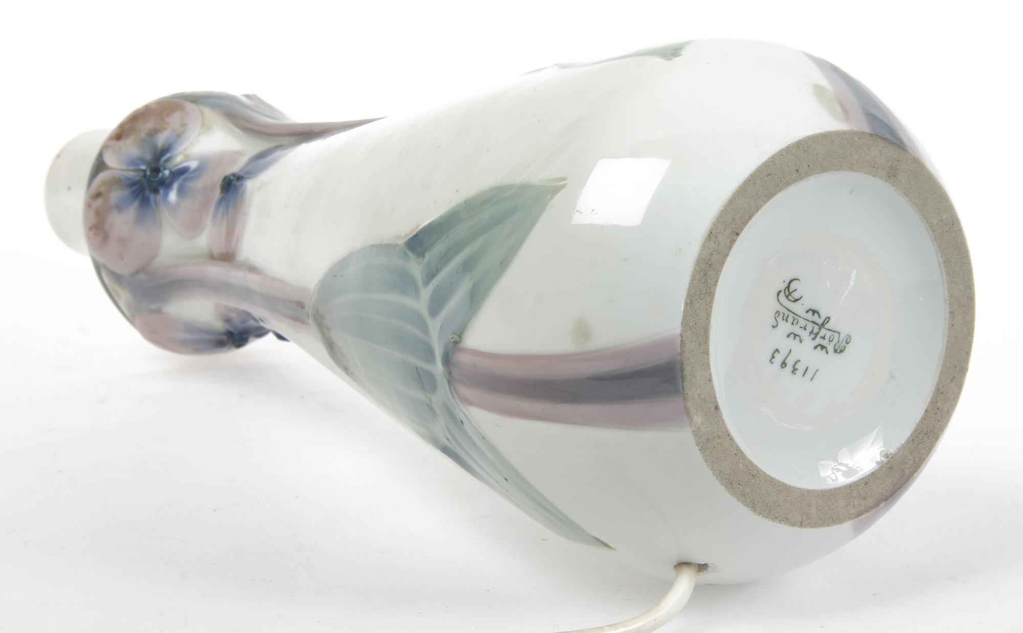 BORDSLAMPA, porslin, jugend, Rörstrand, 1900-talets första hälft.