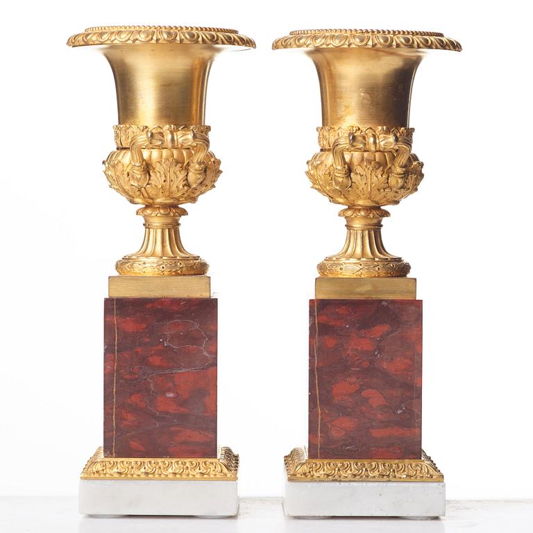 A pair of French Empire urns, beginning of the 1800's.