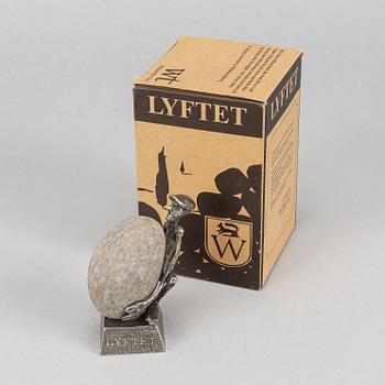 HENRY GUSTAFSSON, skulptur, "Lyftet", tenn och sten, Vimmerby, signerad, 1998.