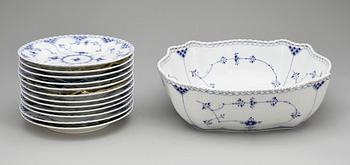 SERVISDELAR, 13 delar, porslin, Royal Copenhagen, "Musselmalet", 1900-tal.